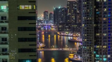 Dubai, BAE 'deki Dubai Marina' nın gece görüntüsü.