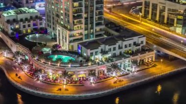 Dubai, BAE 'deki Dubai Marina' nın gece görüntüsü.