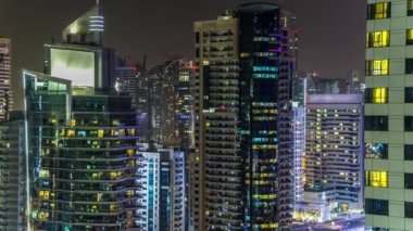 Dubai, BAE 'deki Dubai Marina' nın gece görüntüsü.