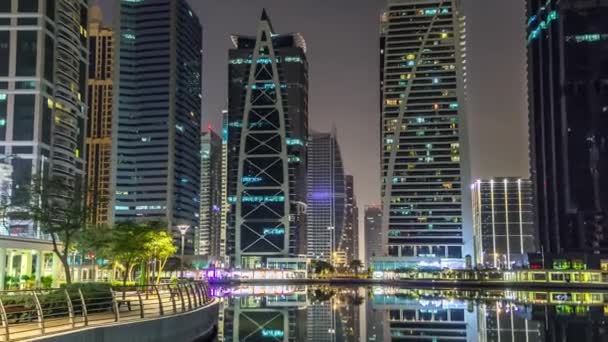 Budynki mieszkalne w Jumeirah Lake Towers timelapse w Dubaju, Zjednoczone Emiraty Arabskie. — Wideo stockowe