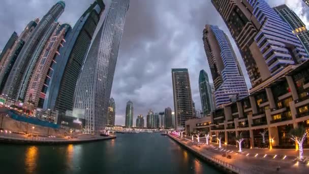 Dubai Marina tours et canal à Dubaï timelapse de jour comme de nuit — Video