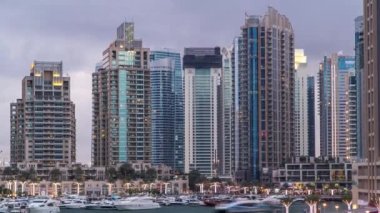 Dubai Marina Kuleleri ve Kanal Dubai 'de gündüz ve gece saatleri