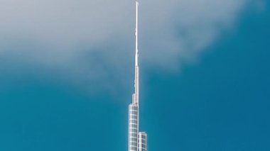 Burç Halife mavi gökyüzünün ortasında, bulutlar zaman ayarlı. Dubai, BAE