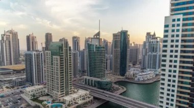 Dubai, BAE 'deki Dubai Marina' nın gündüz gece hava görüntüsü.