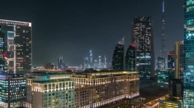 Dubai şehir mimarisi, gece vakti. Şeyh Zayed yolu yakınlarındaki sayısız gökdelenin havadan görüntüsü..