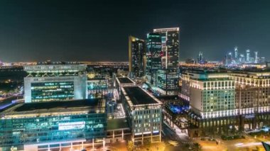 Dubai şehir mimarisi, gece vakti. Şeyh Zayed yolu yakınlarındaki sayısız gökdelenin havadan görüntüsü..