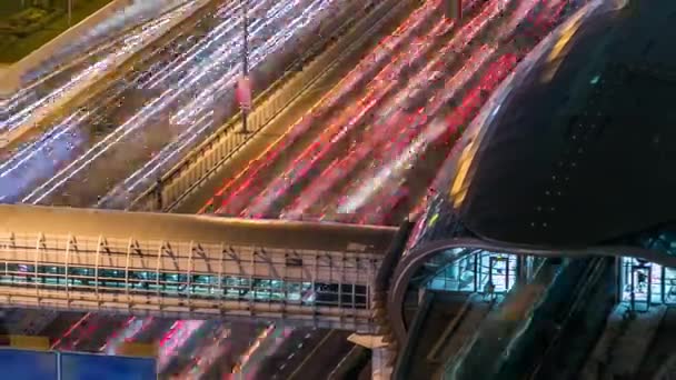 Metro Station med trafik på motorvägen timelapse i Dubai, Förenade Arabemiraten. — Stockvideo
