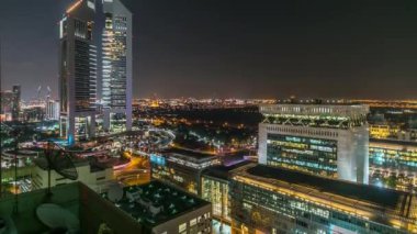 Gece vakti Emirates Kuleleri zaman çizelgesi olan Dubai silueti. Dubai, BAE.