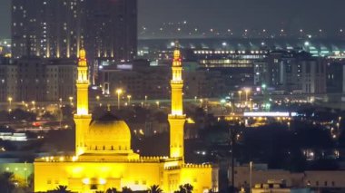 Dubai silueti ve gece vakti aydınlatılan Jumeirah Camii. Dubai, Birleşik Arap Emirlikleri