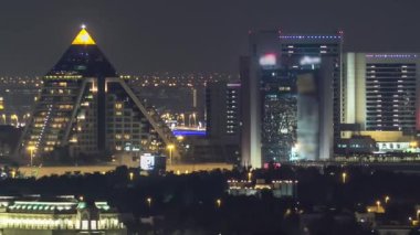 Dubai gökdelenleri ve şehir merkezindeki mimari gece vakti. Şeyh Zayed yolu yakınlarındaki sayısız gökdelenin havadan görüntüsü..