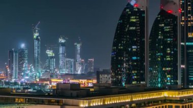 Dubai şehir mimarisi, gece vakti. Şeyh Zayed yolu yakınlarındaki sayısız gökdelenin havadan görüntüsü..