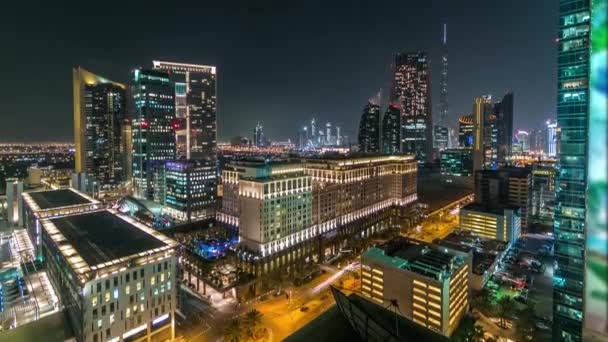 Ντουμπάι στο κέντρο της αρχιτεκτονικής τη νύχτα timelapse. Αεροφωτογραφία πολυάριθμων ουρανοξυστών κοντά στο δρόμο Sheikh Zayed. — Αρχείο Βίντεο