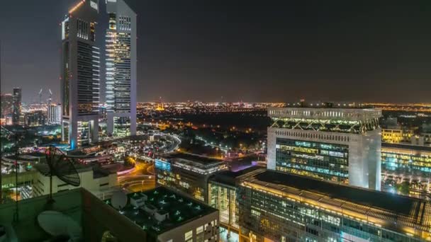 エミレーツタワーの上からドバイのスカイラインは夜間にタイムラプスします。ドバイ、アラブ首長国連邦. — ストック動画
