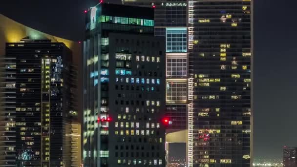 迪拜市中心的建筑在夜间经过.谢赫扎耶德公路附近众多摩天大楼的空中景观. — 图库视频影像