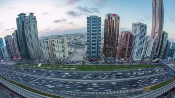 Le centre-ville de Dubaï domine de jour comme de nuit. Vue aérienne de la route Sheikh Zayed avec des gratte-ciel après le coucher du soleil. — Video
