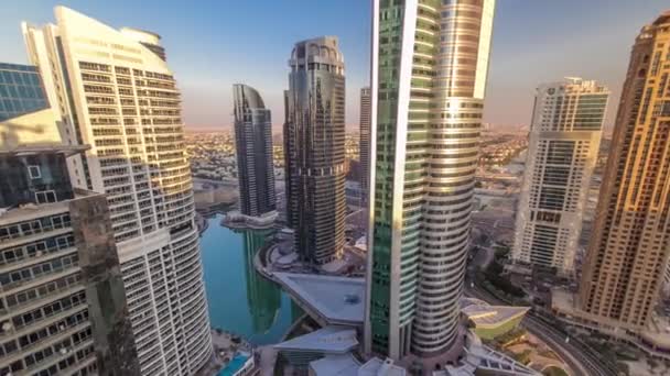 Ovanifrån av byggnader Jumeirah sjöar torn med trafik på vägen solnedgång timelapse. — Stockvideo