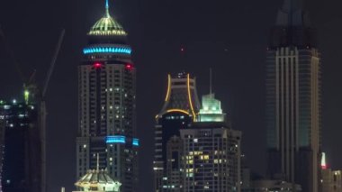 Dubai, BAE 'deki Dubai Marina' nın gece görüntüsü.