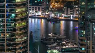 Dubai, BAE 'deki Dubai Marina' nın gece görüntüsü.