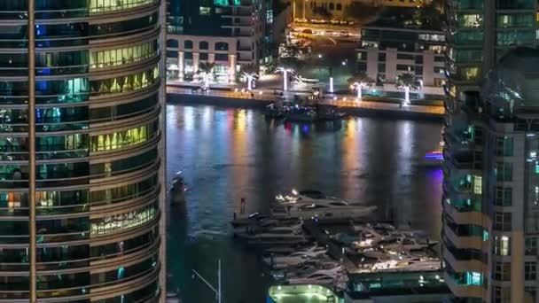 Luftaufnahme der Dubai Marina in Dubai, VAE bei Nacht — Stockvideo