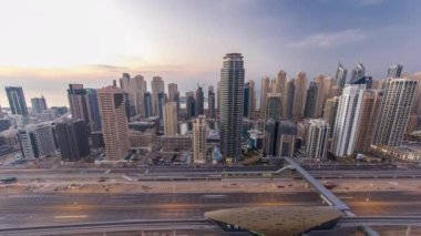 Dubai Marina ve JLT 'nin gece gündüz hava görüntüsü Dubai, BAE