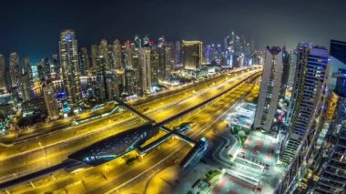 Dubai Marina ve JBR 'nin gece görüntüsü Dubai, BAE' de