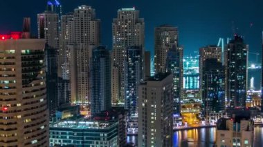 Dubai, BAE 'deki Dubai Marina' nın gece görüntüsü.