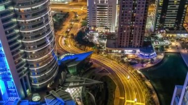 Jumeirah Gölleri Kuleleri 'nin binalarında gece vakti trafik vardı..
