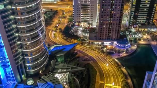 Byggnader av Jumeirah sjöar torn med trafik på väg antenn natt timelapse. — Stockvideo