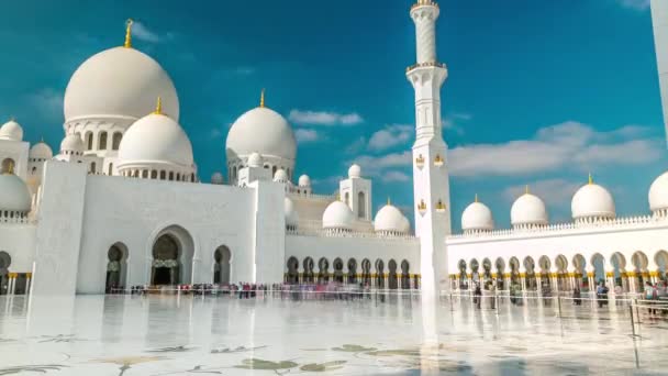 Zeitraffer der Scheich-Zayed-Moschee in Abu Dhabi - Hauptstadt der Vereinigten Arabischen Emirate. — Stockvideo