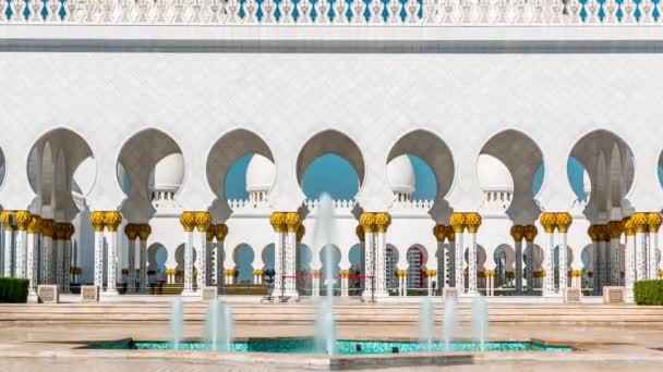 El timelapse de la Gran Mezquita Sheikh Zayed se encuentra en Abu Dhabi, capital de los Emiratos Árabes Unidos. — Vídeos de Stock