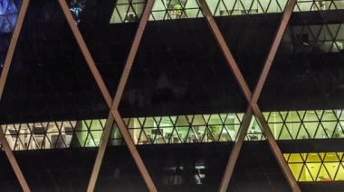 Cam ve çelik aydınlatma zamanından oluşan çok katlı binanın penceresi