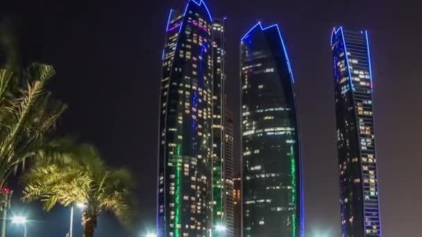 Famosos edificios torres en Abu Dhabi noche timelapse hiperlapso. — Vídeos de Stock