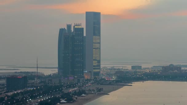 Vista superior de edificios famosos torres en Abu Dhabi día a noche timelapse. — Vídeos de Stock