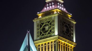 Dubai Kuleleri 'nin aşağısında gece vardiyası. Şeyh Zayed yolundaki gökdelenlerin manzarası.