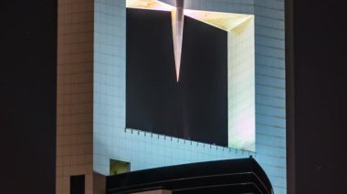 Dubai Kuleleri 'nin aşağısında gece vardiyası. Şeyh Zayed yolundaki gökdelenlerin manzarası.