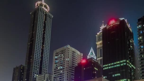 迪拜市中心塔台夜间飞驰而过。高耸的摩天大楼俯瞰谢赫扎耶德路. — 图库视频影像