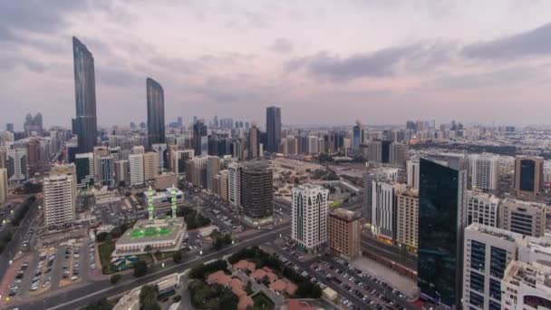 Arquitectura moderna de la ciudad de Abu Dhabi skyline día a noche timelapse, Emiratos Árabes Unidos. — Vídeo de stock