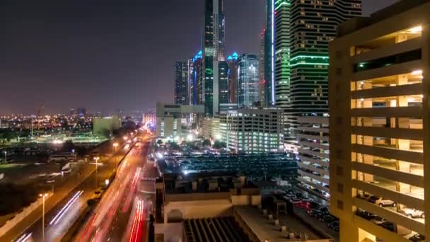 El centro de Dubai torres de noche timelapse. Vista aérea de la carretera Sheikh Zayed con rascacielos. — Vídeo de stock