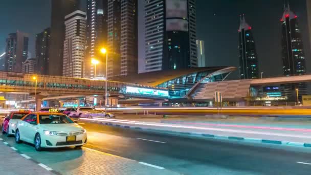 El centro de Dubai torres de noche timelapse. Vista de Sheikh Zayed carretera con rascacielos. — Vídeos de Stock