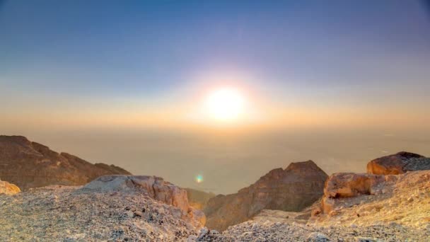 Sonnenuntergang mit Felsen Zeitraffer. Jebel Hafeet ist ein Berg, der sich hauptsächlich in der Umgebung von Al Ain befindet — Stockvideo