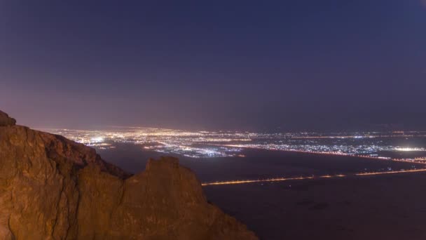 Den za nocí čas s kameny od Jebel Hafeets působivým výhledem na město. — Stock video