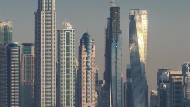Linha do horizonte da Marina do Dubai ao pôr-do-sol, conforme visto de cima na Palm Jumeirah em Dubai, Emirados Árabes Unidos. — Vídeo de Stock