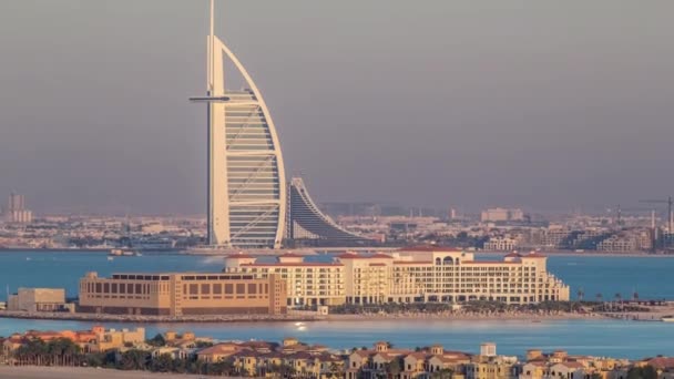 Dubajska panorama z willami i Burj Al Arab podczas zachodu słońca. — Wideo stockowe