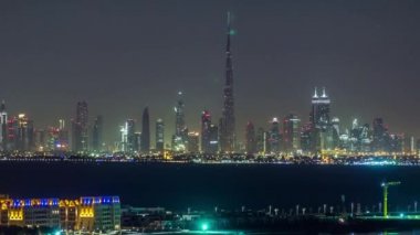 Gece vakti Dubai şehir merkezinin silüeti.