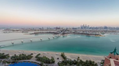 Jumeirah Palm Island, Dubai, BAE 'de günden geceye hızla yükseliyor..