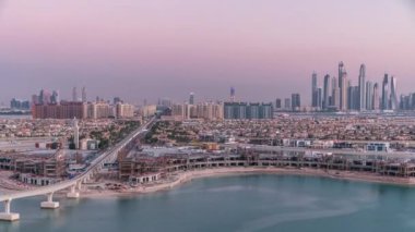 Jumeirah Palm Island, Dubai, BAE 'de günden geceye hızla yükseliyor..