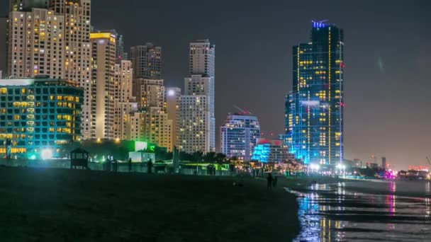 Moderní mrakodrapy noční čas v Jumeirah Beach Residence v Dubaji, JBR — Stock video