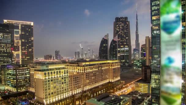Śródmieście Dubaj wieże dzień do nocy timelapse. Widok z lotu ptaka na Sheikh Zayed z drapaczami chmur po zachodzie słońca. — Wideo stockowe