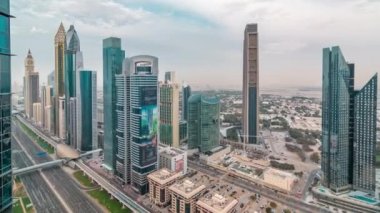 Gün batımında Dubai gökdelenleri ve Şeyh Zayed karayolu trafiği, Dubai, Birleşik Arap Emirlikleri