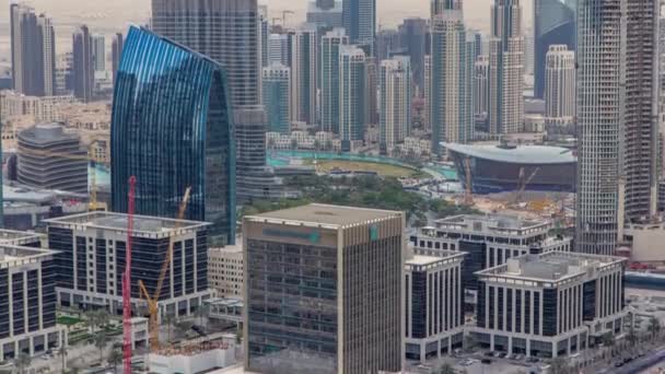 Vista aerea del centro di Dubai zona lago timelapse e grattacieli di Old Town Island, dall'alto. Skyline città urbana di Dubai . — Video Stock